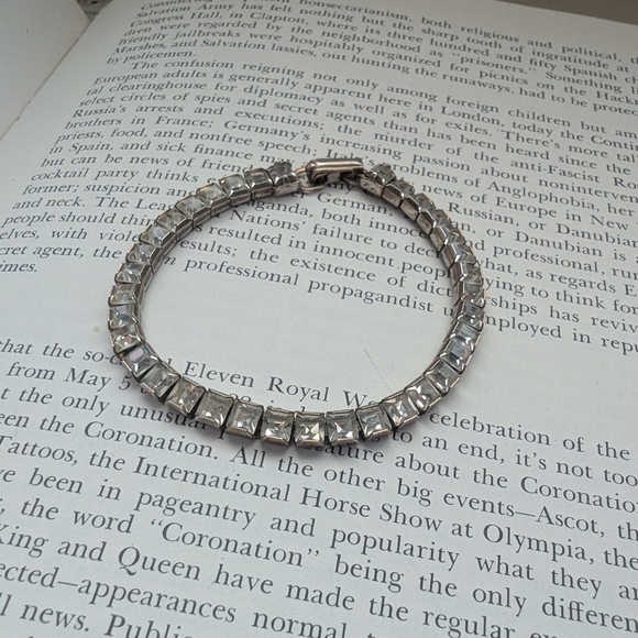 Elegant Silver Rhinestone Bracelet - Picture 1 of 12